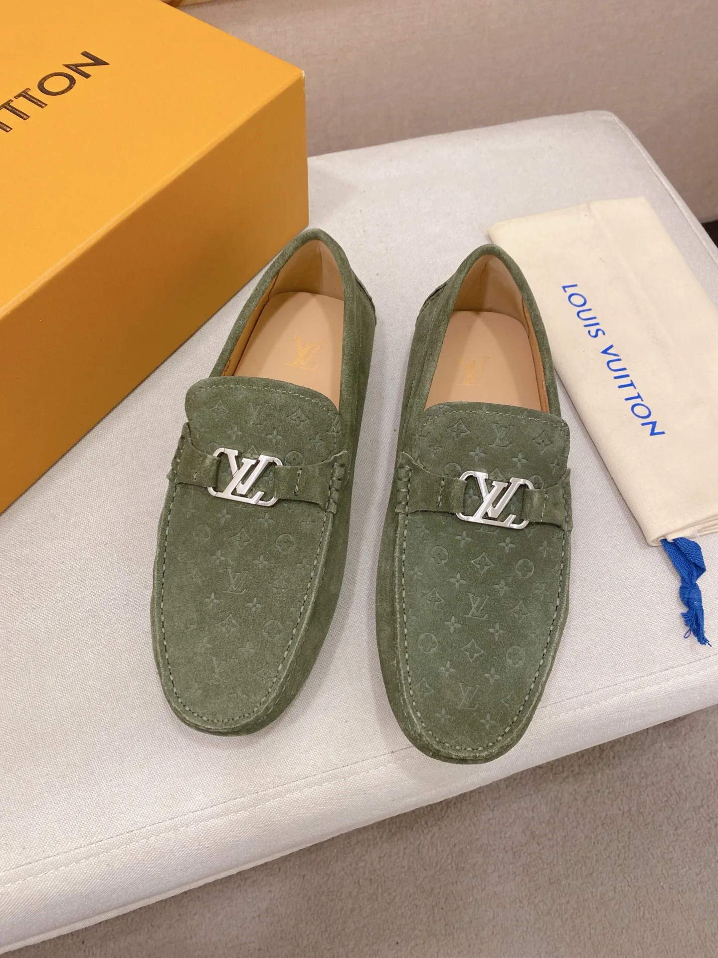 Factory price: 500💰High-end quality! LV 🆕🆕Exclusive hot-selling products in stock🔥🔥New products on the shelves, high-quality Ferragamo men's pea shoes, high-end casual driving shoes, with complete packaging! 💪 💪 Material: Imported suede cowhide 🐂 + Imported high-quality buffalo leather lining + wear-resistant outsole 👍🏻👍🏻 Features: High-end and comfortable, purely handmade 🚀 🚀 Create the perfect shoes that suit you best 🔥 🔥 Size: (38-44) 45 standard size can be customized!